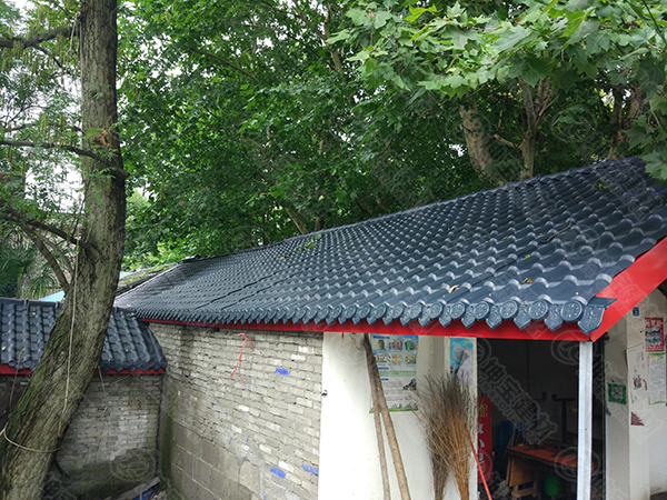 屋頂上的合成樹脂瓦為什么會有響聲？