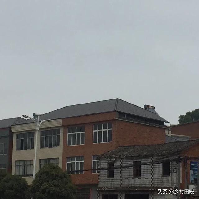農(nóng)村自建房坡屋頂，用琉璃瓦還是樹脂瓦？看看內(nèi)行人的經(jīng)驗(yàn)分享
