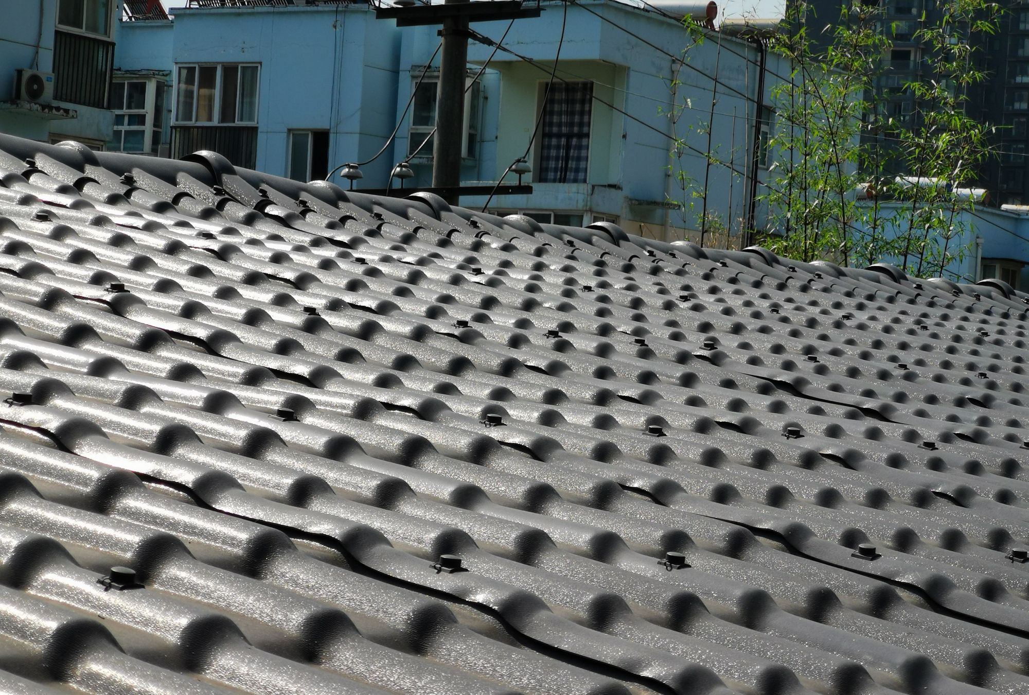 青白江老房翻新樹脂瓦，災情后續老黨員上門查看